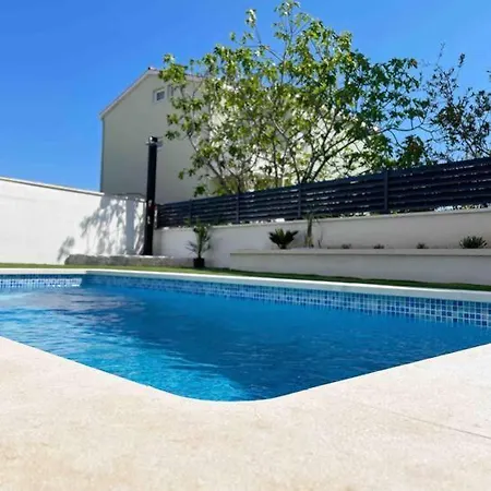 Iva - Private Pool Apartment *