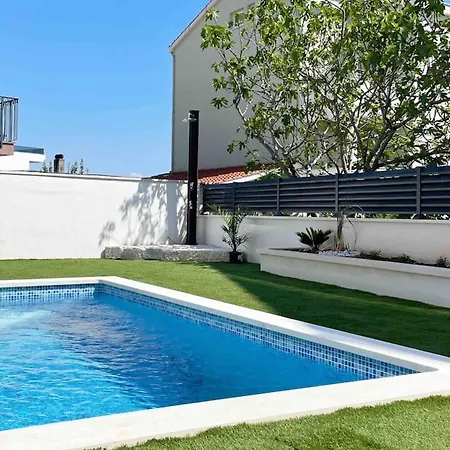 Apartment Iva - Private Pool Trogir